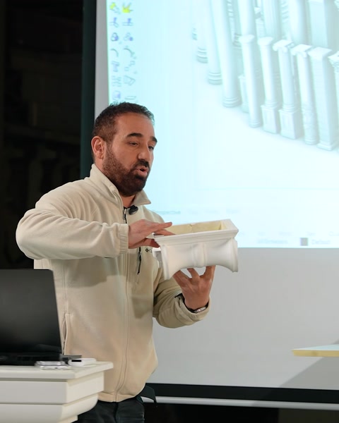 Esnek flex poliüretan parça elde bükülerek gösteriliyor