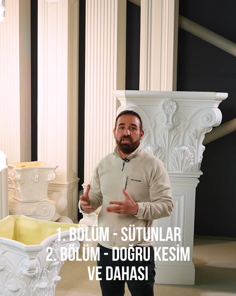 Dekoratif şömine ve sütun kombinasyonu sergi alanında gösteriliyor