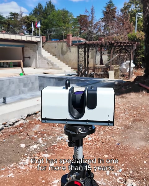 Disarida 3D tarayici tripod uzerinde bina taramasi yapiyor