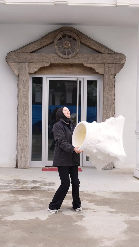 Uygulama öncesi beyaz dekoratif parça cephe önünde gösteriliyor