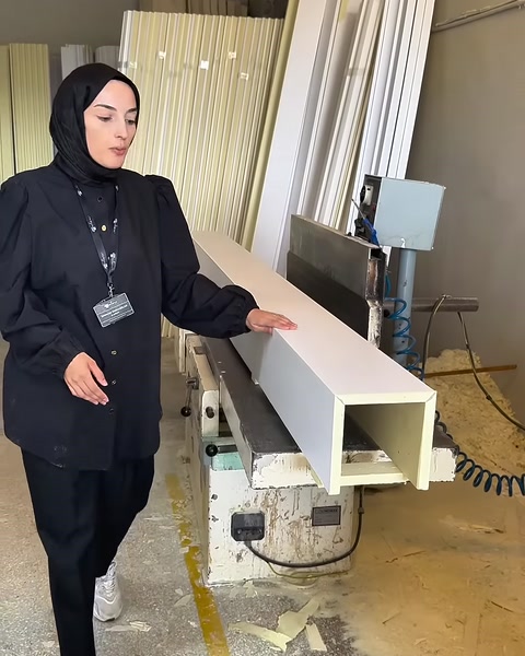 Uzun poliüretan kiriş profilinin pürüzsüz dış yüzeyi gösteriliyor