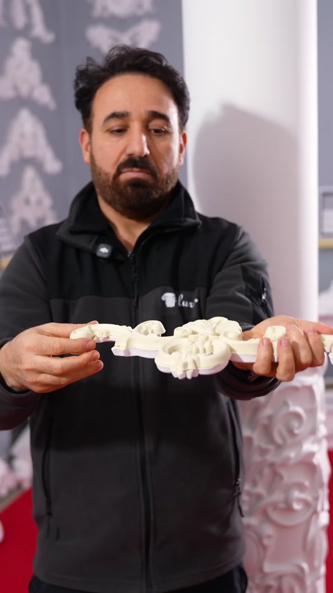 Dekoratif aplik parçası ön yüz detaylarıyla elde sergileniyor